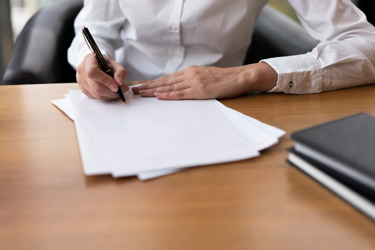 Beëdigd vertaler ondertekent een officiële vertaling van een contract — Ecrivus International
